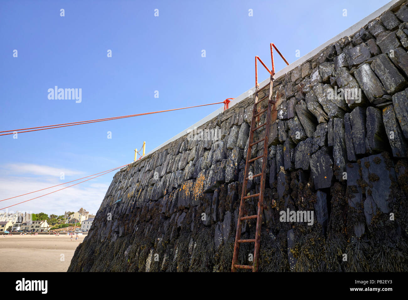 L'échelle rouillée du bas du mur du port à la recherche jusqu'à la sky Banque D'Images