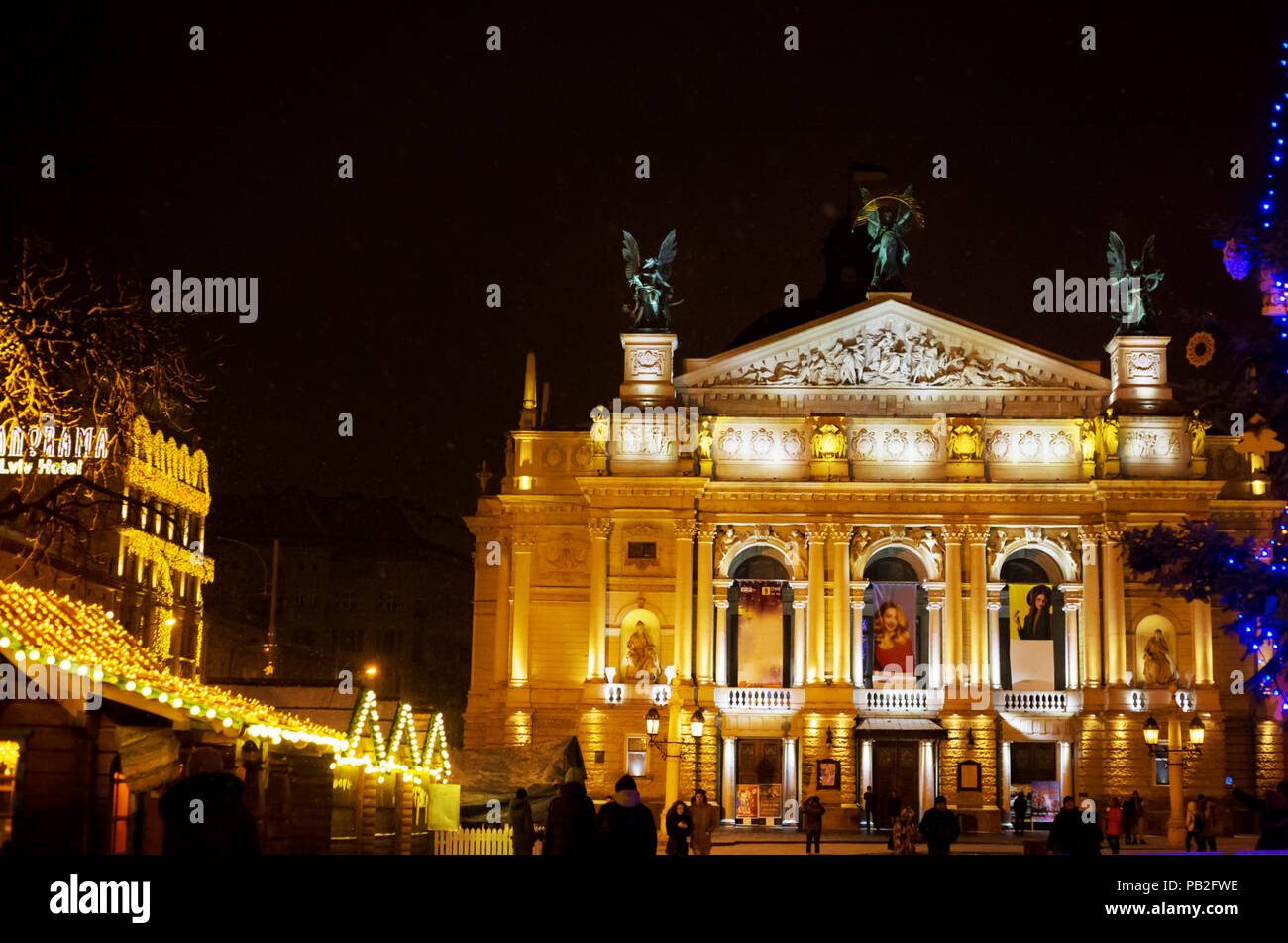 Belle hiver marchés de Noël. Lumières de la nuit. L'opéra. Lviv. Banque D'Images