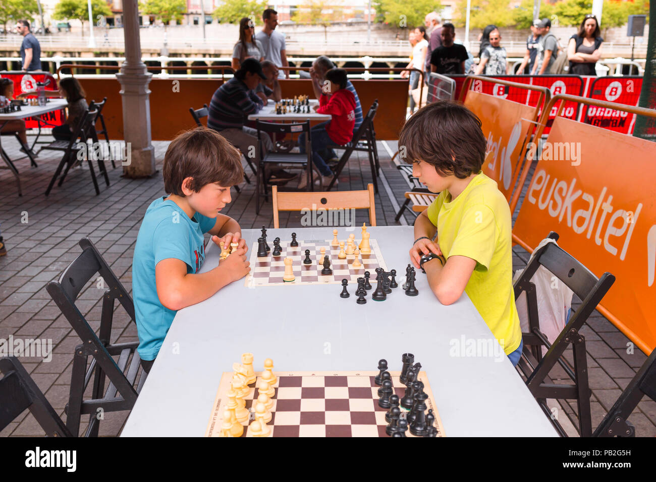Des enfants, vue de deux garçons âgés de 9 à 12 en jouant aux échecs dans un tournoi organisé dans la ville de Bilbao, dans le Nord de l'Espagne. Banque D'Images