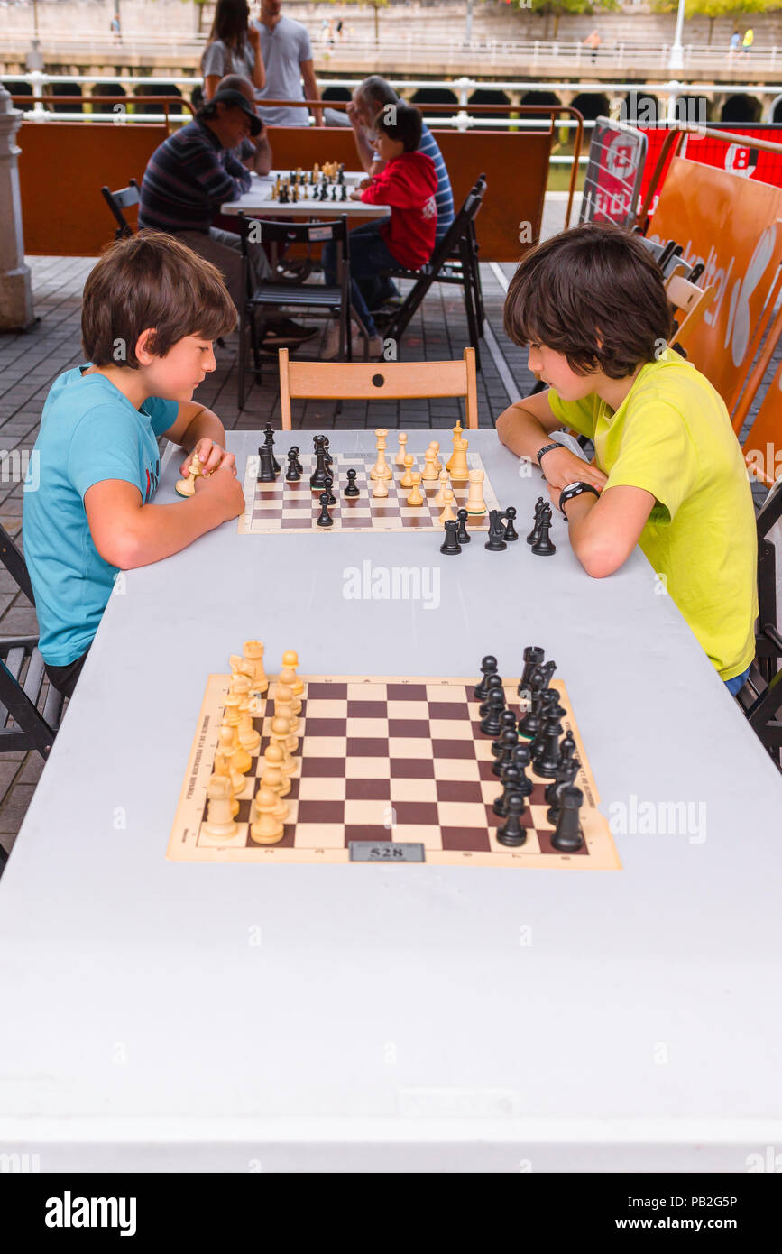 Des enfants, vue de deux garçons âgés de 9 à 12 en jouant aux échecs dans un tournoi organisé dans la ville de Bilbao, dans le Nord de l'Espagne. Banque D'Images