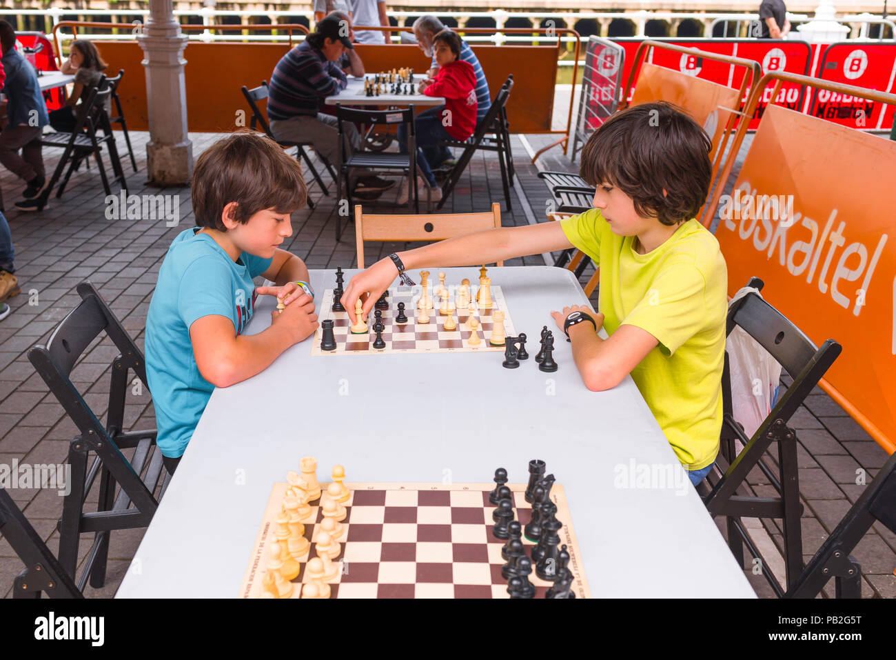 Les garçons la concurrence d'échecs, vue de deux garçons âgés de 9 à 12 en jouant aux échecs dans un tournoi organisé dans la ville de Bilbao, dans le Nord de l'Espagne. Banque D'Images