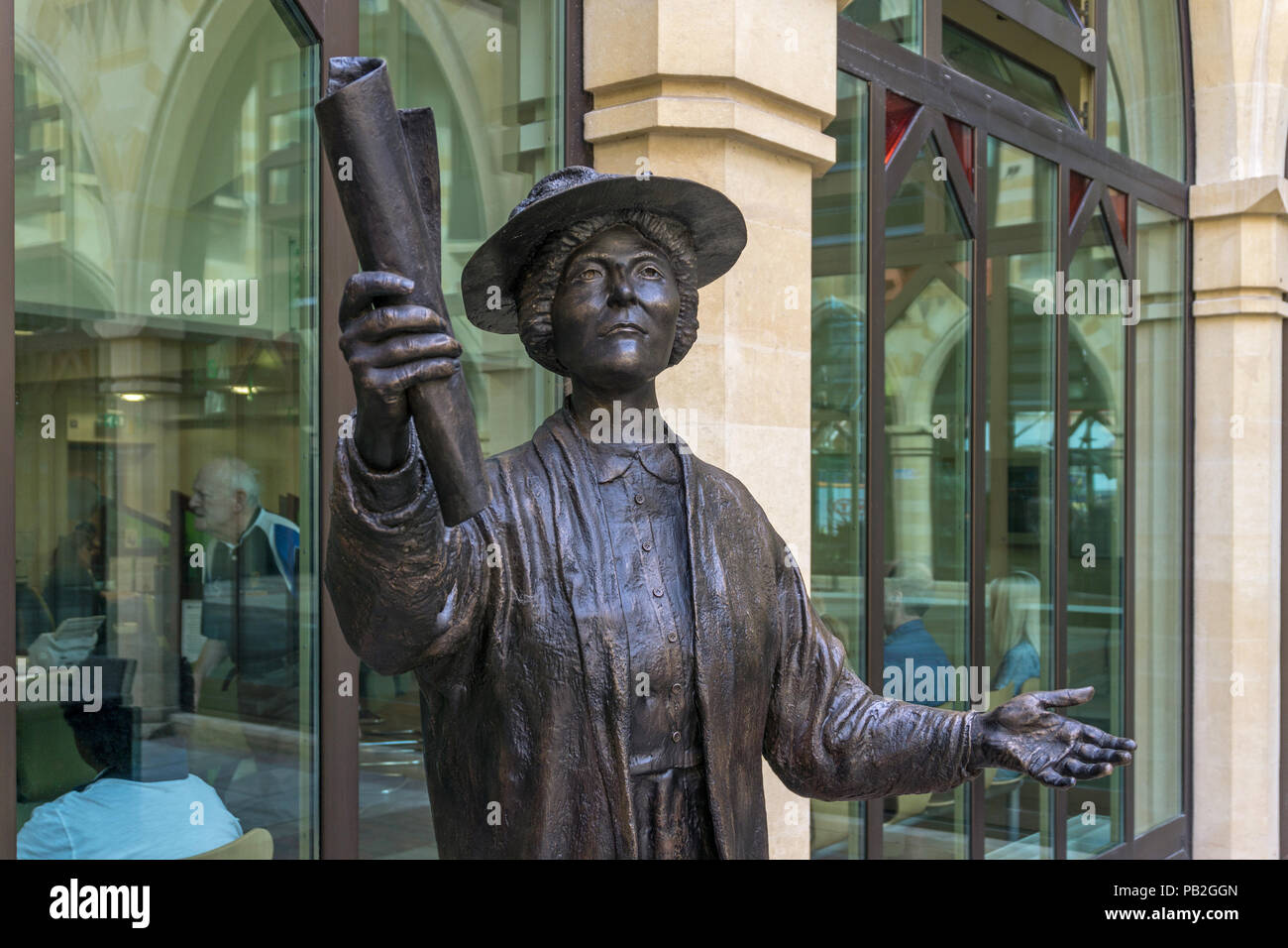 Statue en bronze de Margaret Bondfield, qui devint la première femme de Northampton MP et plus tard la première femme ministre du cabinet. Banque D'Images