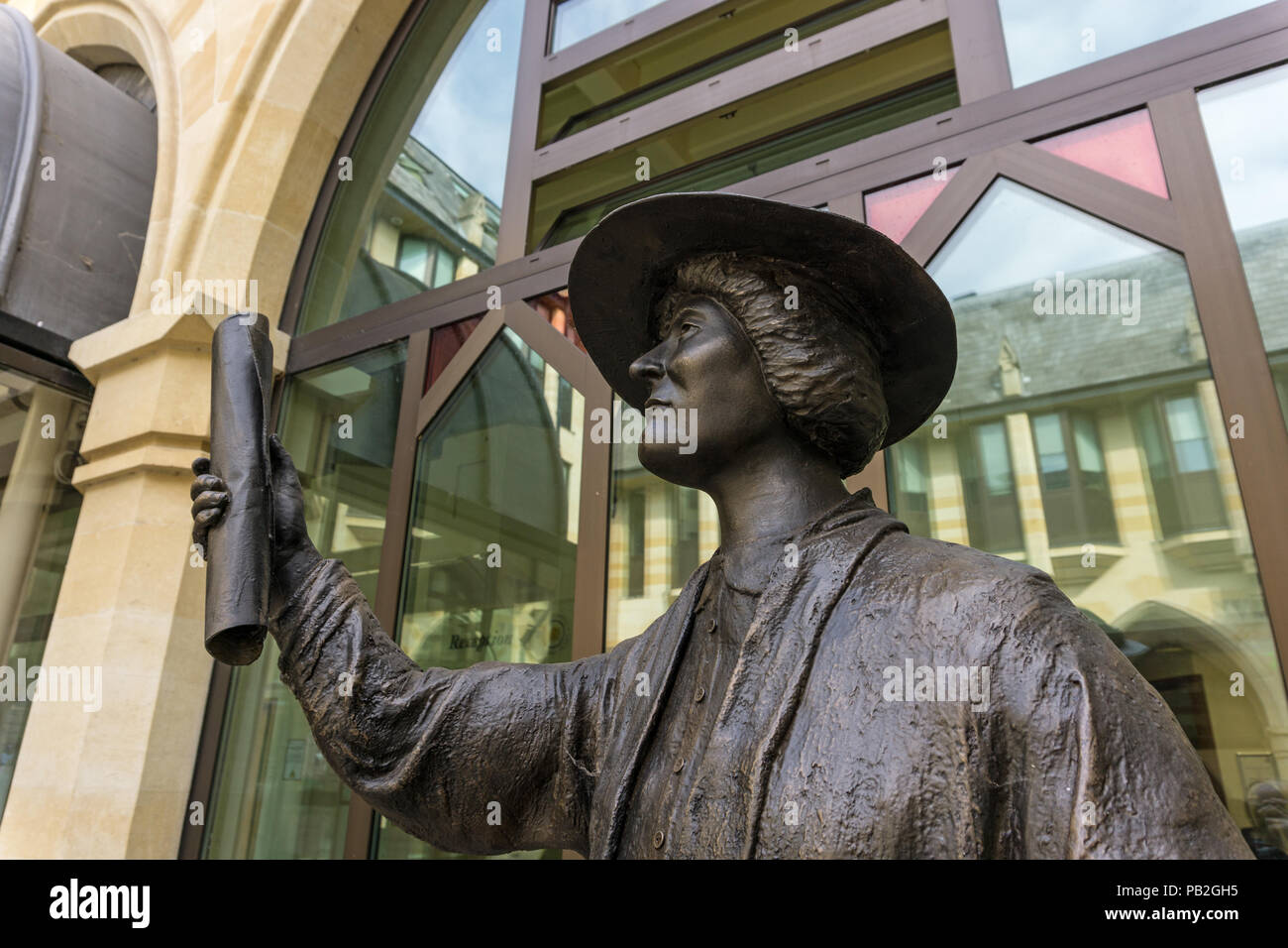 Statue en bronze de Margaret Bondfield, qui devint la première femme de Northampton MP et plus tard la première femme ministre du cabinet. Banque D'Images