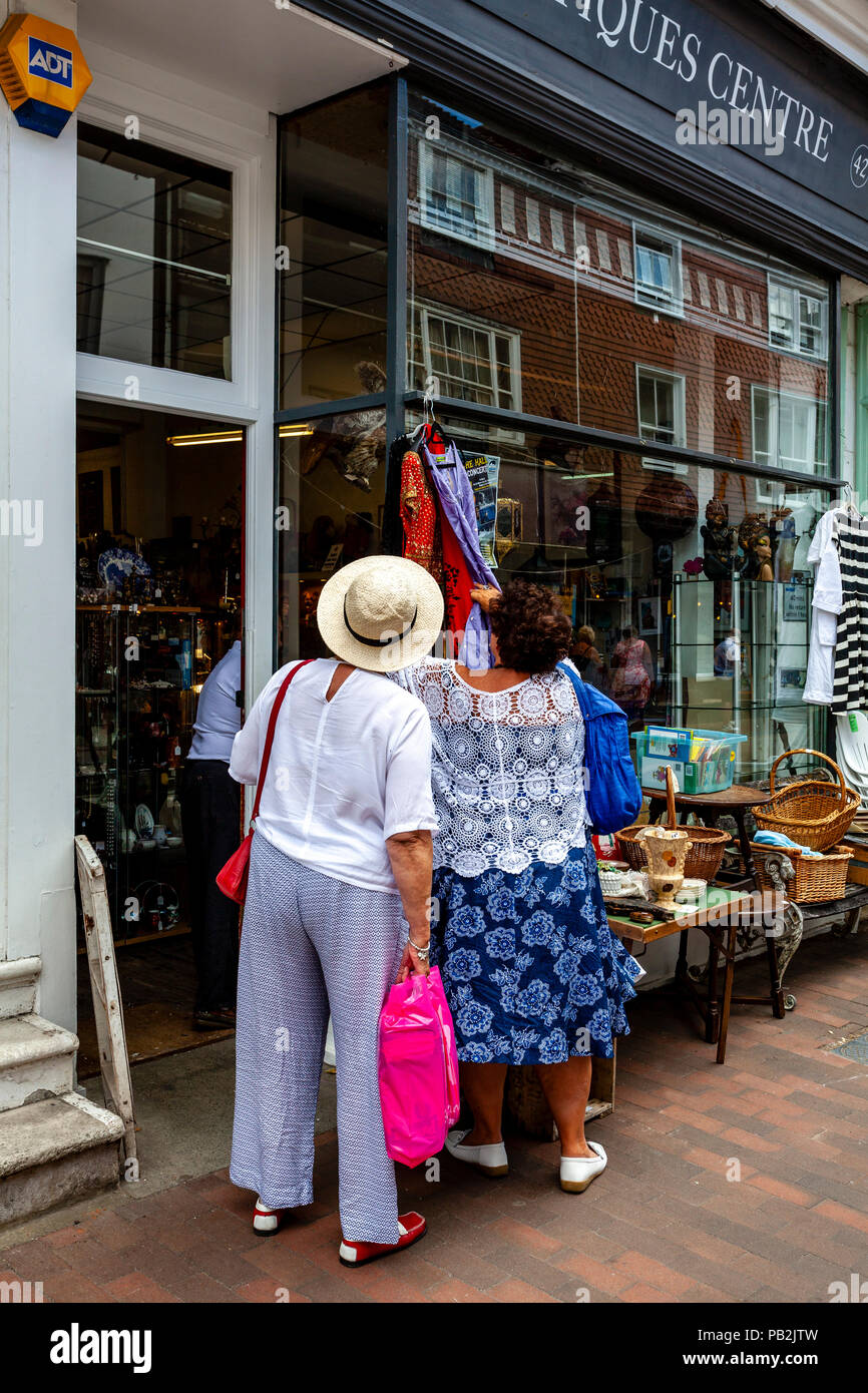 Deux femmes Shopping à Lewes, dans le Sussex, UK Banque D'Images
