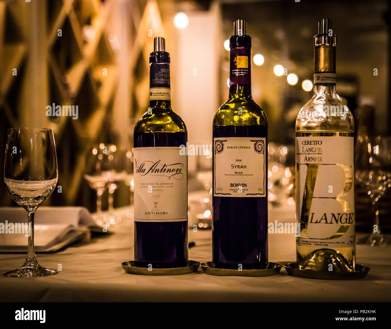 Dans la cave à vin de l'hôtel Lenkerhof à Lenk, en Suisse, le sommelier conseille les invités sur les accords mets-vins pour le menu du jour. Le restaurant Spettacolo propose cette dégustation chaque jour. Banque D'Images