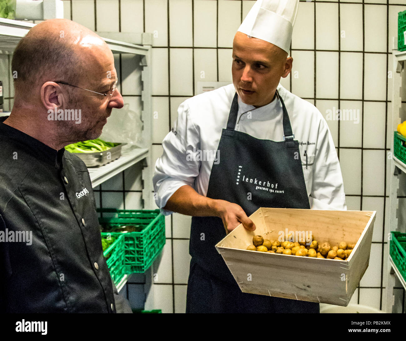 Le chef cuisinier Stefan Lünse de l'hôtel Lenkerhof présente au reporter  Georg Berg les pommes de terre de la Bonnotte, Lenk, Suisse Photo Stock -  Alamy