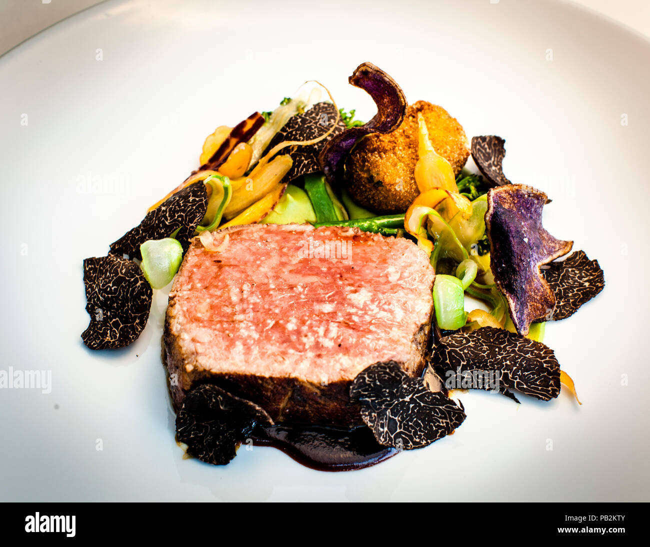 Dîner au restaurant de l'hôtel Lenkerhof. Bœuf suisse, pomme de terre de montagne, truffe d'hiver australienne Banque D'Images