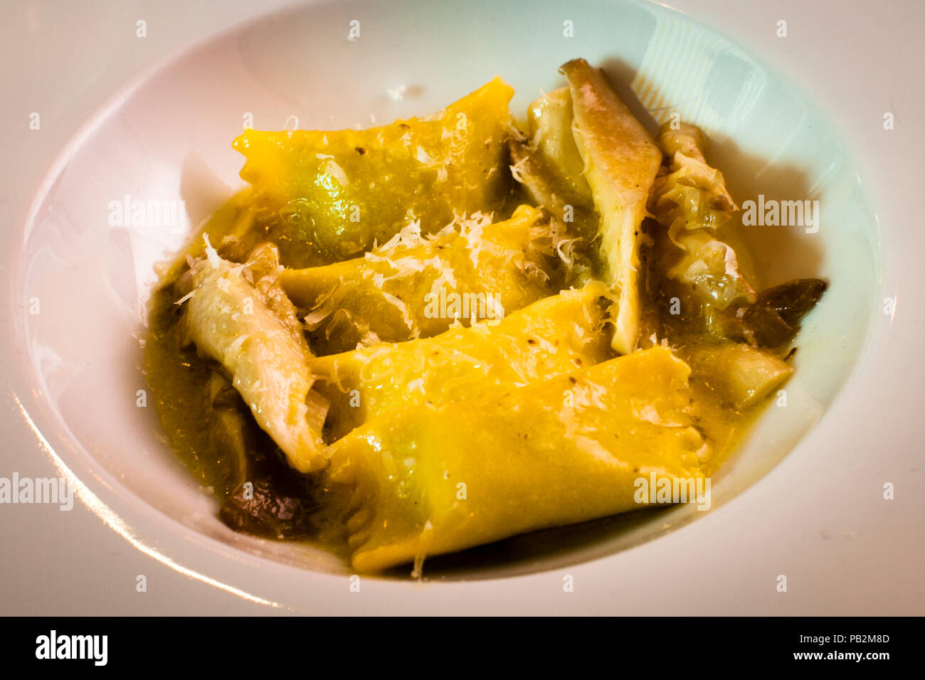 Plat de Laszlo Papdi de l'hôtel Lenkerhof, Lenk, Suisse. Agnolotti au parmesan et aux champignons sauvages Banque D'Images