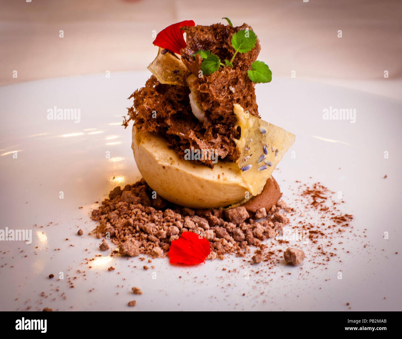 Plat de Laszlo Papdi de l'hôtel Lenkerhof, Lenk, Suisse. Tartuffo di Pizzo avec Amalfi Zitronengel et Lavender Banque D'Images