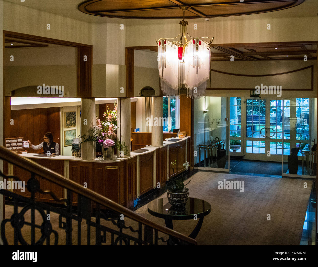 Hotel Cresta Palace, Celerina, Suisse. La zone de réception du Palais Cresta a un grand escalier et aujourd'hui il va sans dire qu'il y a aussi un ascenseur pour passagers. Banque D'Images