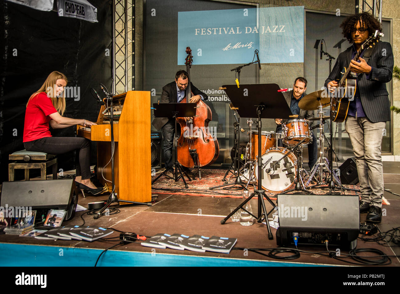 Juste au concert d'Apéro au Festival de Jazz de Saint-Moritz ? Le trajet en bus depuis le palais Cresta ne dure que cinq minutes. Vera Marijt Groupe jouant sur Hauser terrasse à St.Moritz, Suisse Banque D'Images