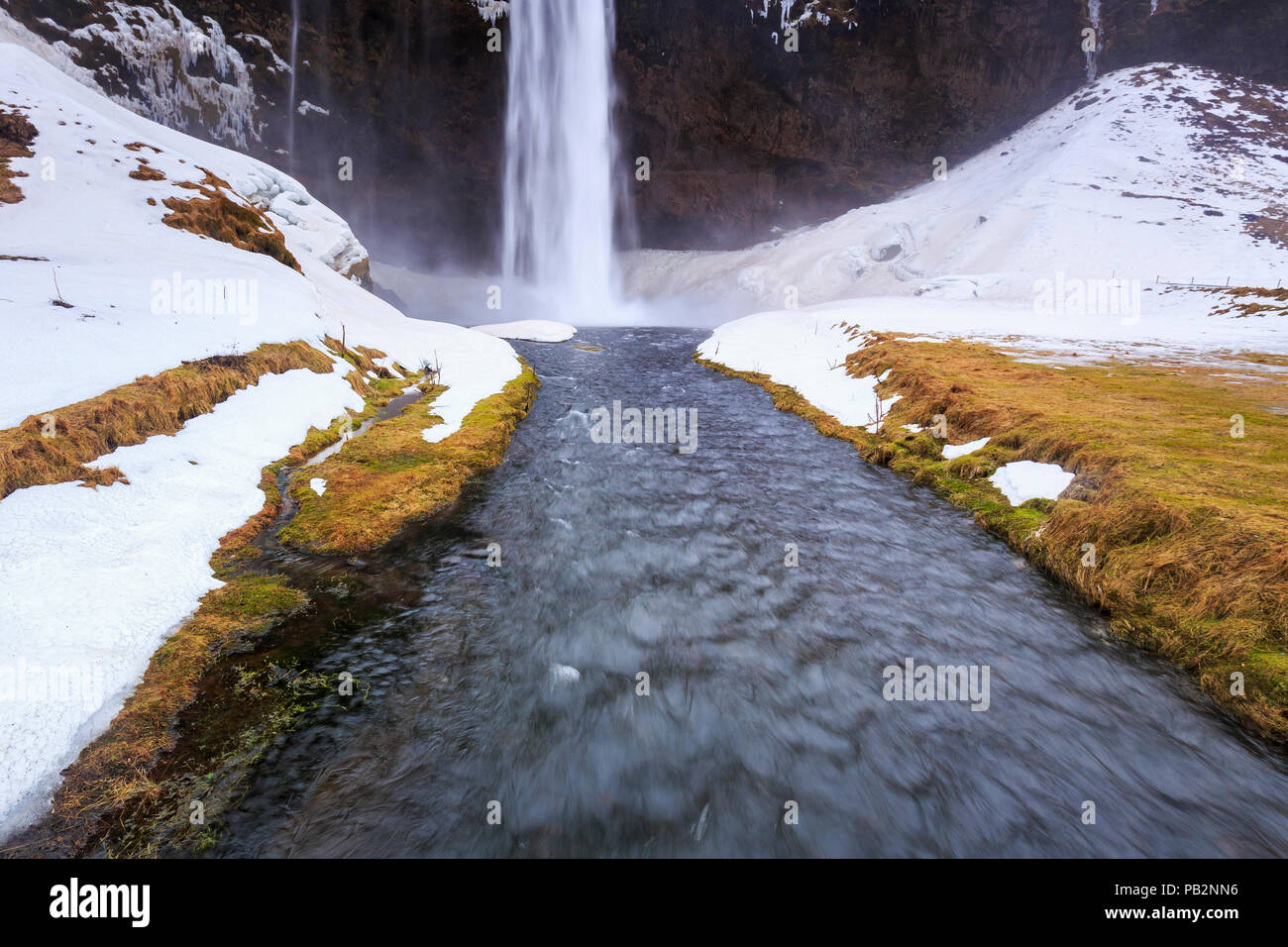 L'Islande vue les grandes chutes d'eau de Seljalandsfoss dans un paramètre d'hiver de neige et de glace. Banque D'Images