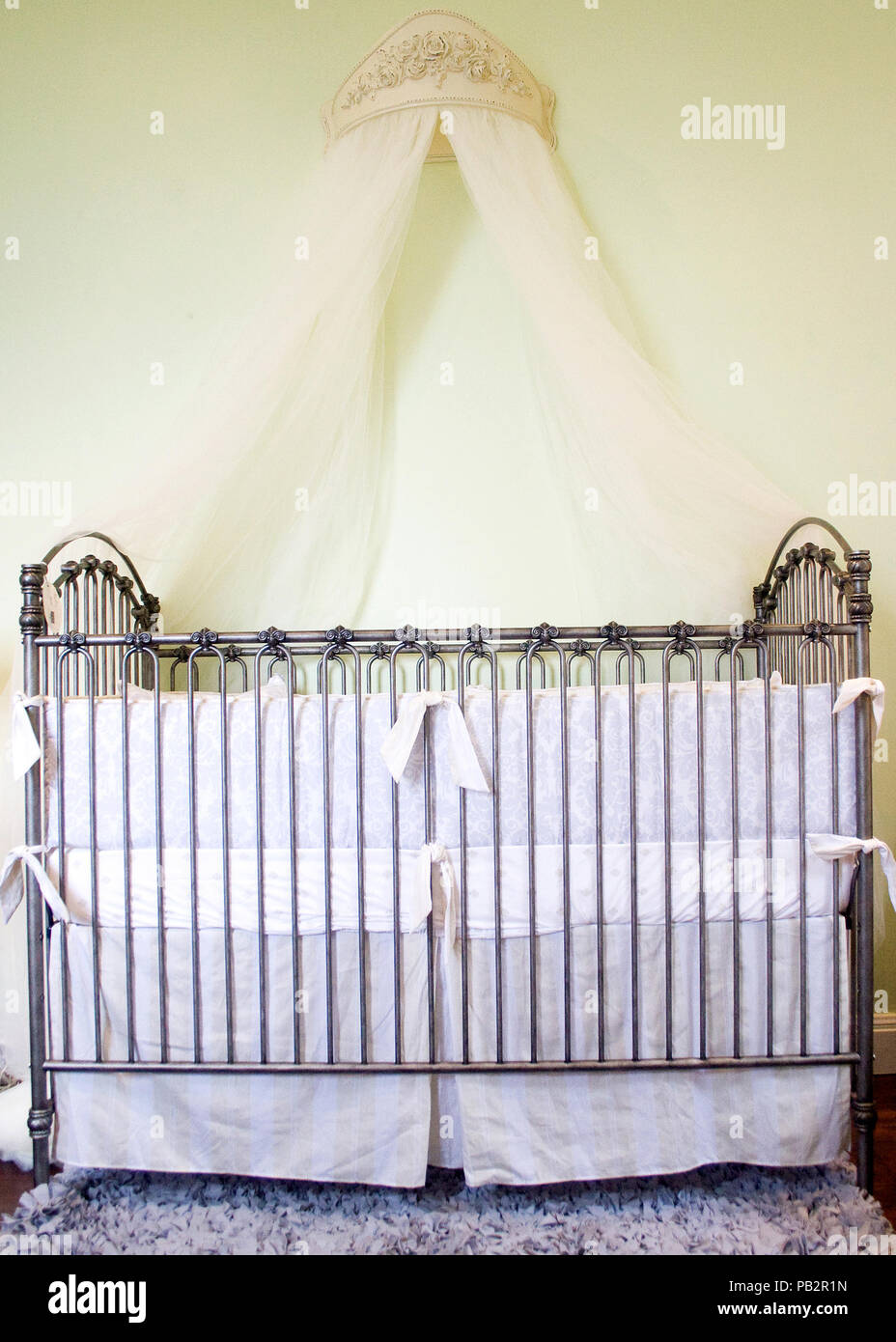 Des lits-bébé et des meubles affiche dans boutique de bébé Banque D'Images