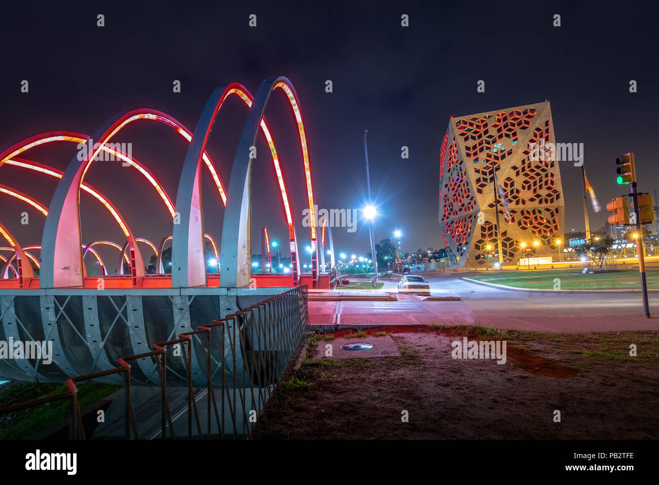 Centro Cívico del Bicentenario (bicentenaire Civic Center) et Bicentenario Bridge at night, gouvernement de la province de Cordoba - Cordoba, Argentine Banque D'Images