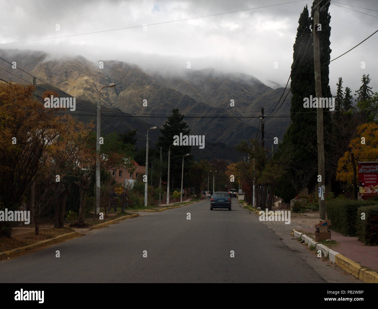 Villa de Merlo, San Luis, Argentine - 2018 : Vue de la rue principale de la ville sur une journée d'hiver nuageux, avec les montagnes Comechingones dans l'arrière-plan. Banque D'Images