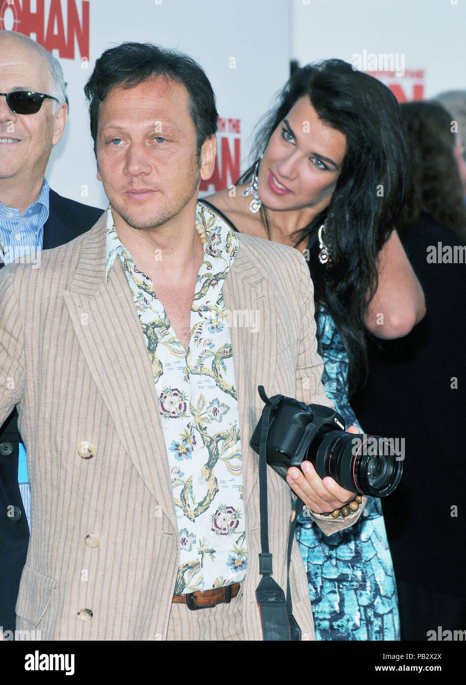 Rob Schneider images shooring - Vous Don't Mess With ZOHAN Premiere au Chinese Theatre de Los Angeles. Les trois quarts les yeux smileSchneiderRob 014 Red Carpet Event, Vertical, USA, Cinéma, Célébrités, photographie, Bestof, Arts, Culture et divertissement, Célébrités Topix fashion / Vertical, Best of, événement dans la vie d'Hollywood, Californie - Tapis rouge et en backstage, USA, Cinéma, Célébrités, cinéma, télévision, Célébrités célébrités musique, photographie, Arts et culture, Bestof, divertissement, Topix, vertical, une seule personne, à partir de l'années , 2006 à 2009, enquête tsu Banque D'Images