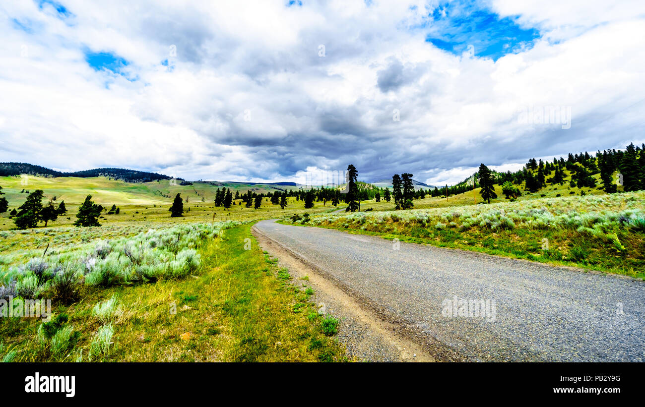 Des nuages sombres qui pèsent sur les terres fertiles et de collines le long de la route 5A près de Nicola Lake, entre Kamloops et Merritt dans la région de Okanagen Banque D'Images