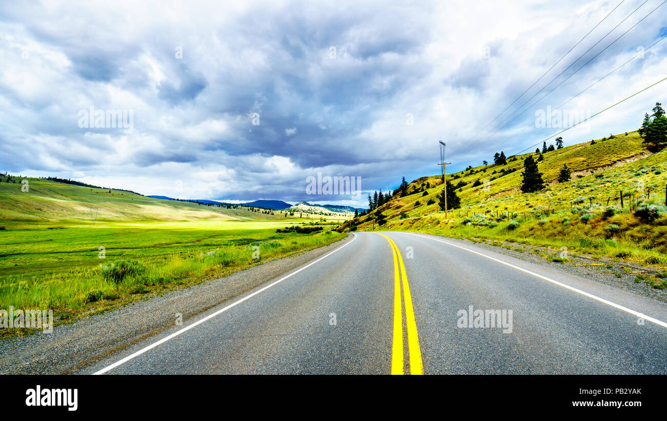 Des terres fertiles et de collines le long de la route 5A près de Nicola Lake, entre Kamloops et Merritt dans la région de Okanagen en C.-B., Canada Banque D'Images