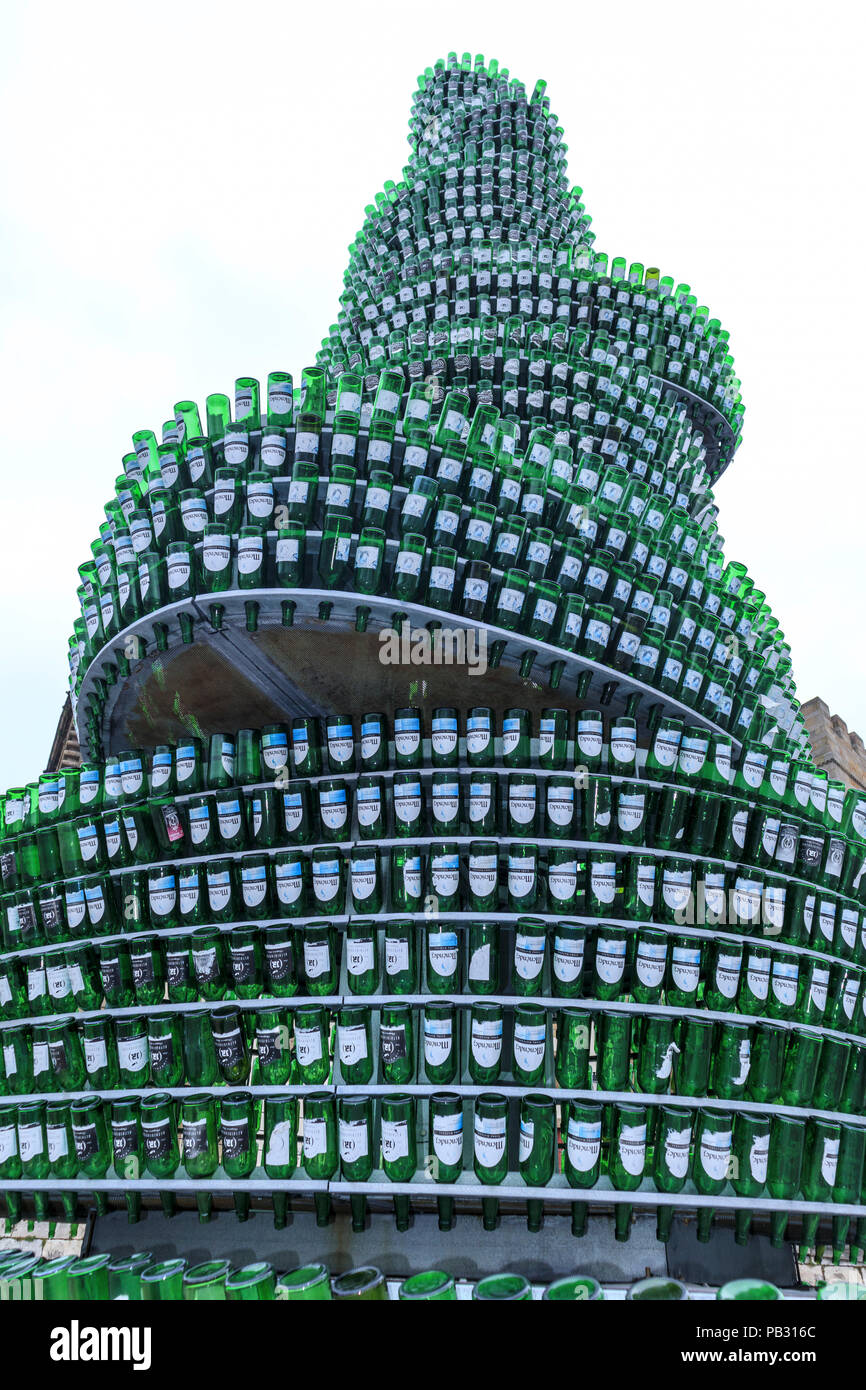 L'arbre de cidre à Gijon (Arbol de la Sidra) Espagne. 3200 pour promouvoir le recyclage des bouteilles vides ont été installés à l'envers après un concours d'idées Banque D'Images