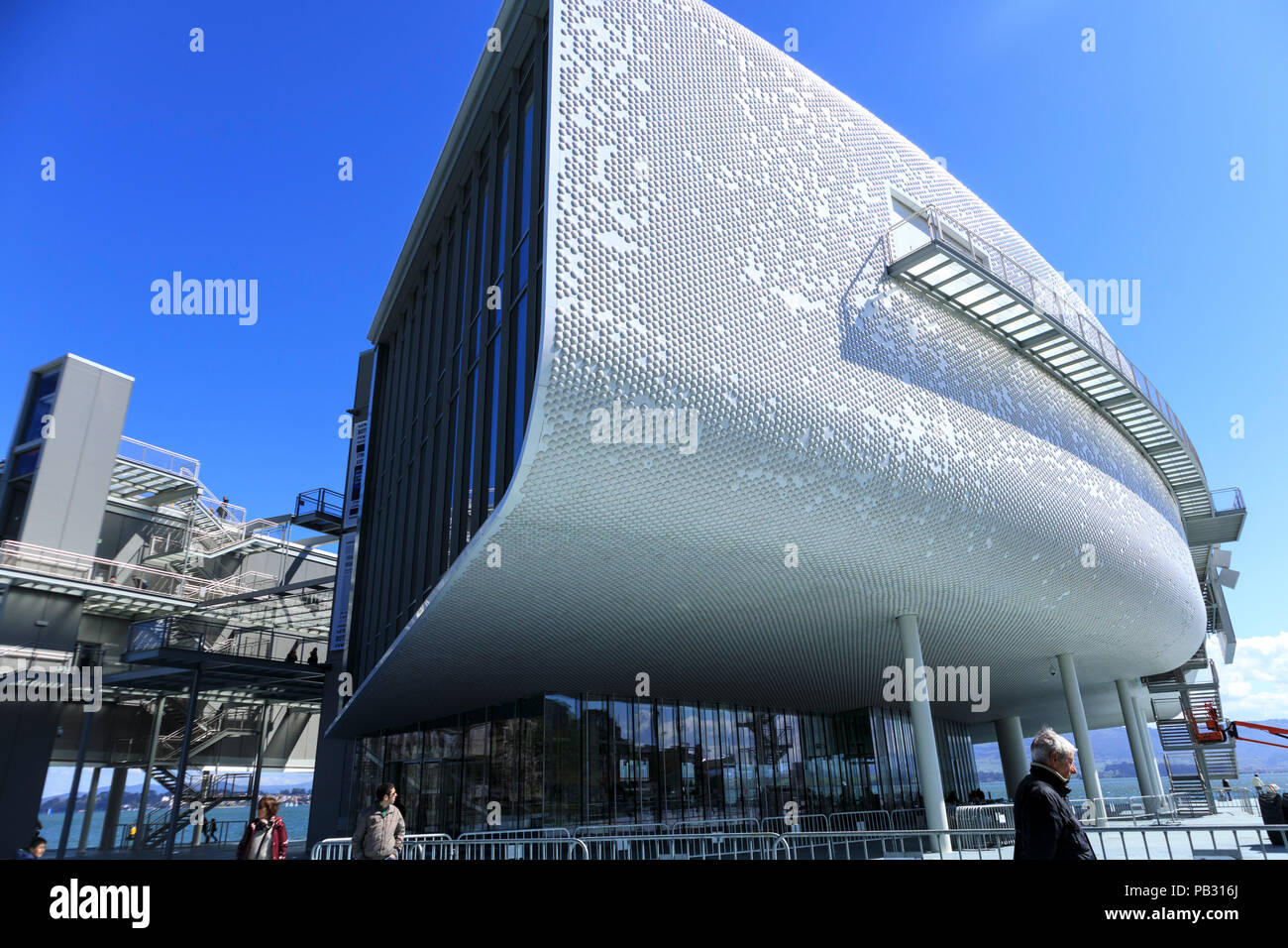 Abstract view du Centro Botín, un centre des arts conçu par le lauréat du prix Pritzker, l'architecte Renzo Piano donnant sur la baie de Santander, Espagne Banque D'Images