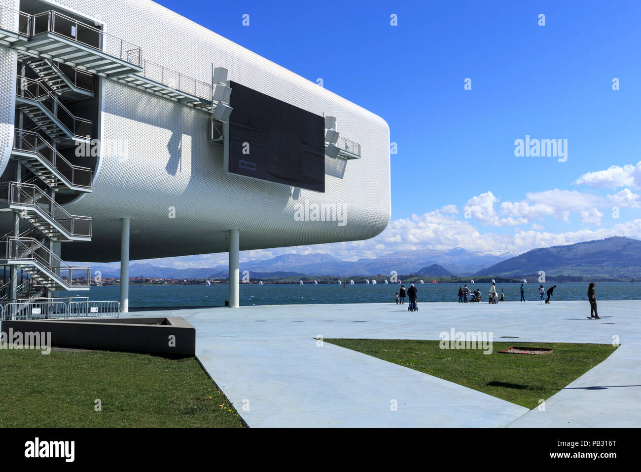 Abstract view du Centro Botín, un centre des arts conçu par le lauréat du prix Pritzker, l'architecte Renzo Piano donnant sur la baie de Santander, Espagne Banque D'Images