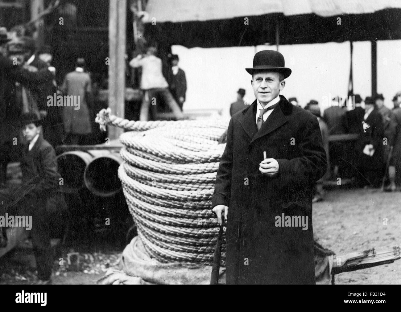 Photographie officielle prise sur le front occidental britannique montrant un homme habillé de intelligent portant un costume et un chapeau melon Banque D'Images