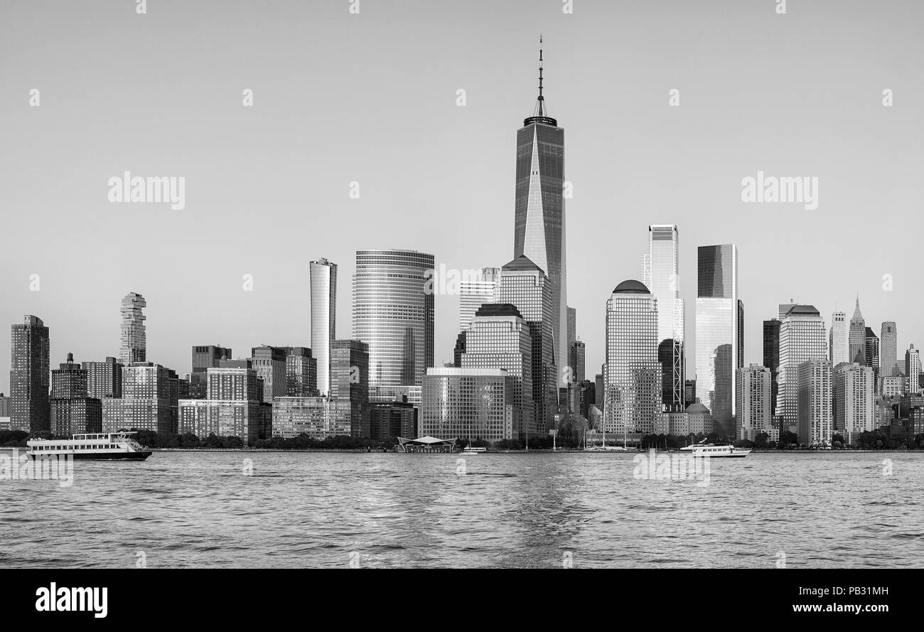 Noir et blanc photo de Manhattan waterfront au coucher du soleil, New York City, USA. Banque D'Images