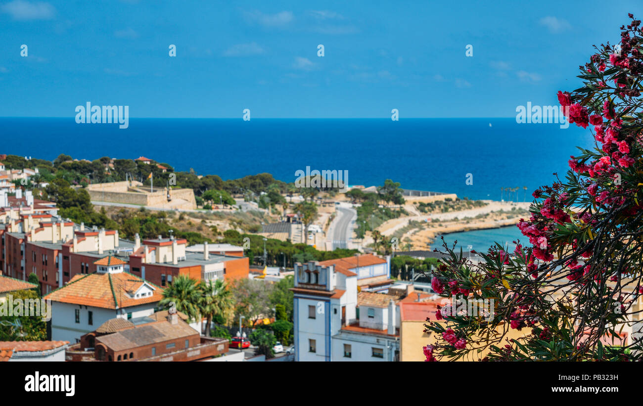Vue vers le Miracle plage et sur la mer Méditerranée à Tarragone, Catalogne, Espagne. Banque D'Images