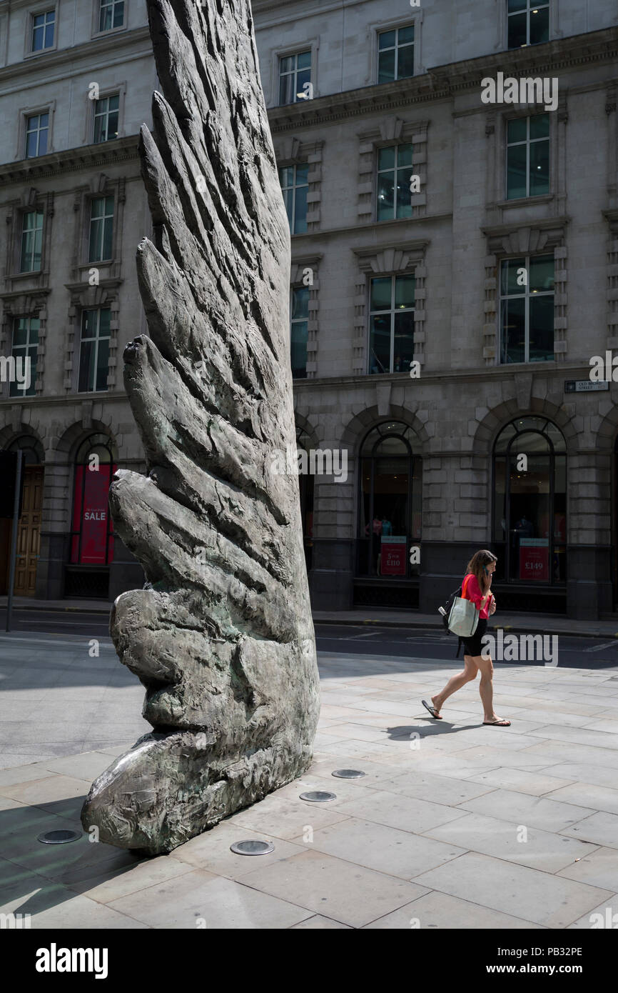 Les Londoniens à pied au-delà de la sculpture intitulée City Wing sur Threadneedle Street dans la ville de Londres, le quartier financier de la capitale, le 25 juillet 2018, à Londres, en Angleterre. L'aile est de la ville par l'artiste Christopher Le Brun. Les dix mètres de haut est la sculpture en bronze par le président de la Royal Academy of Arts, Christopher Le Brun, commandé par Hammerson en 2009. Elle est appelée 'La Ville' de l'aile et a été jeté par Morris Singer, fondateurs de l'art réputé pour être la plus ancienne fonderie d'art dans le monde. Banque D'Images