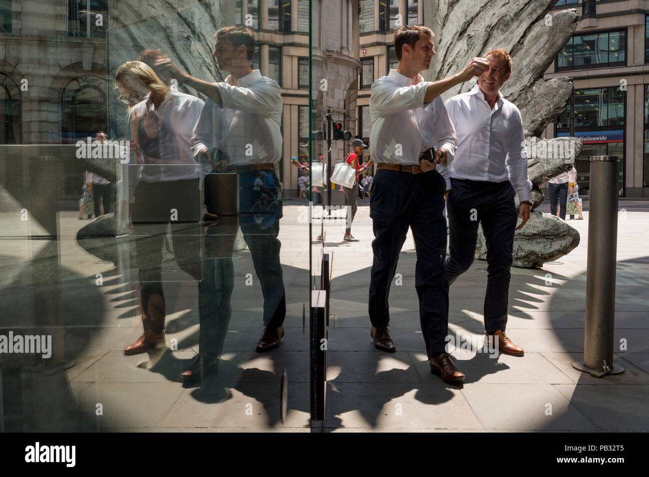 Les Londoniens à pied au-delà de la sculpture intitulée City Wing sur Threadneedle Street dans la ville de Londres, le quartier financier de la capitale, le 24 juillet 2018, à Londres, en Angleterre. L'aile est de la ville par l'artiste Christopher Le Brun. Les dix mètres de haut est la sculpture en bronze par le président de la Royal Academy of Arts, Christopher Le Brun, commandé par Hammerson en 2009. Elle est appelée 'La Ville' de l'aile et a été jeté par Morris Singer, fondateurs de l'art réputé pour être la plus ancienne fonderie d'art dans le monde. Banque D'Images