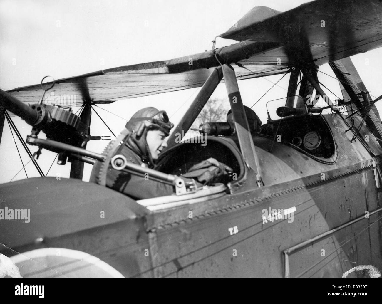 Photographie officielle prise sur le front occidental britannique montrant un pilote de la RAF à l'arrière de l'avion Banque D'Images