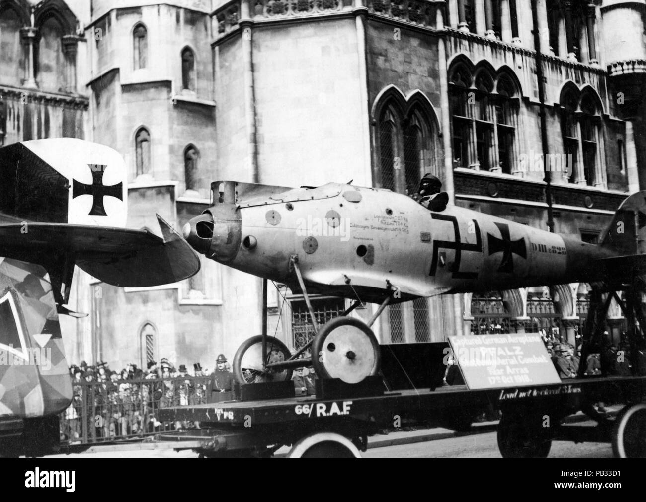 Photographie officielle montrant un avion de la RAF dans le cadre d'un défilé Banque D'Images