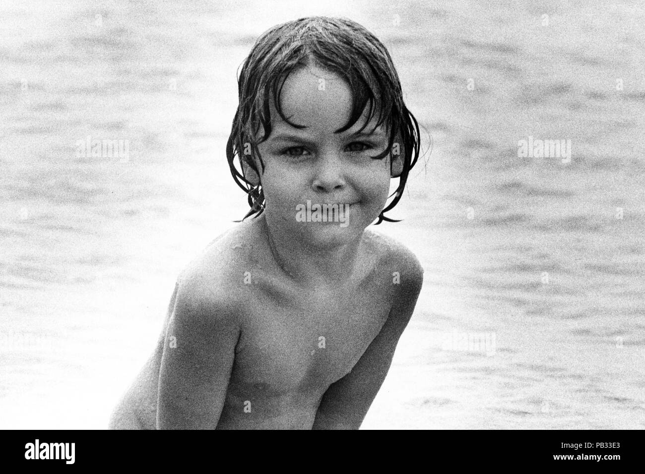 Petite fille en noir et blanc Banque de photographies et d’images à ...