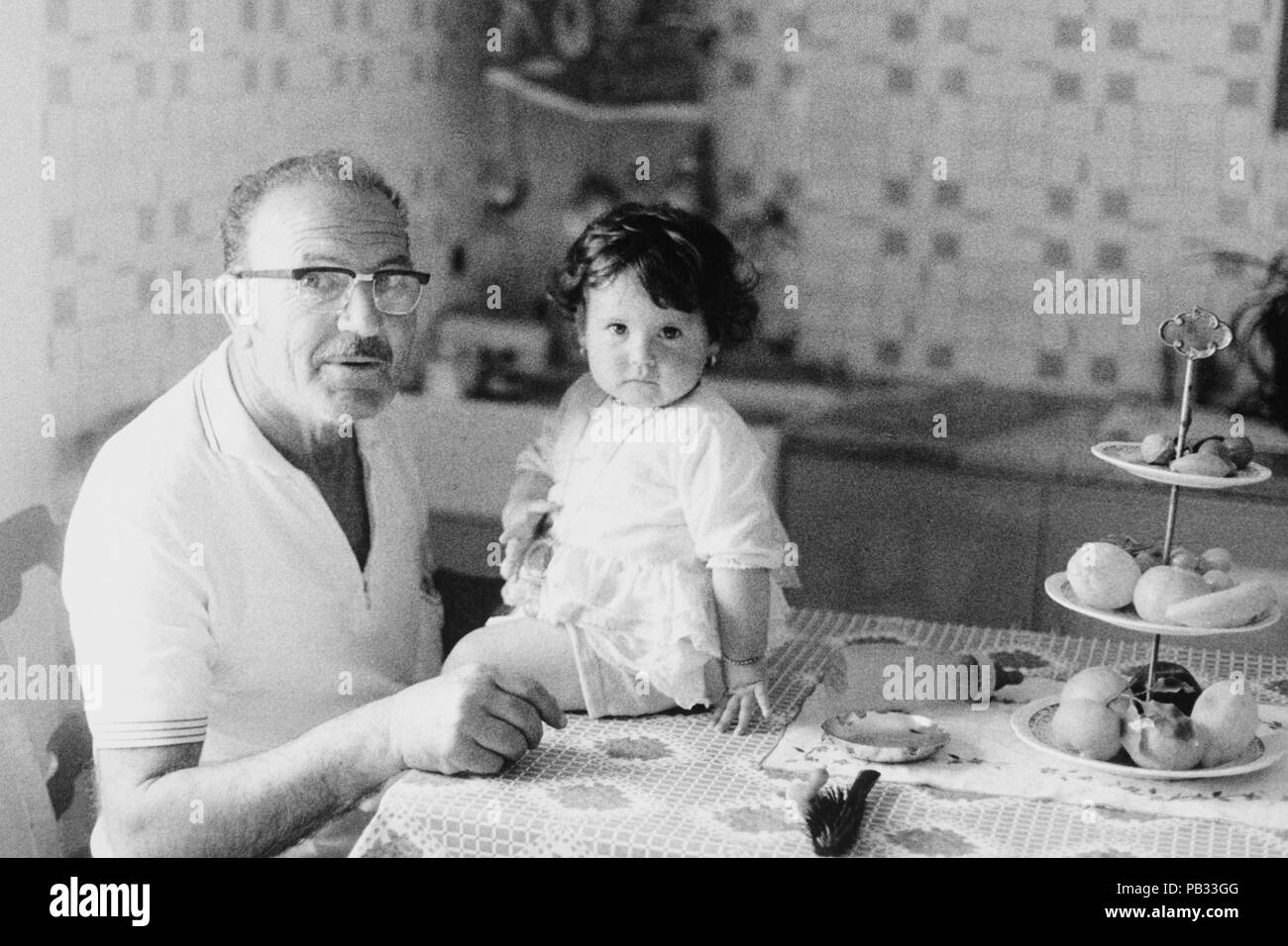 Grand-père et son neveu, l'Italie, 1970 Banque D'Images
