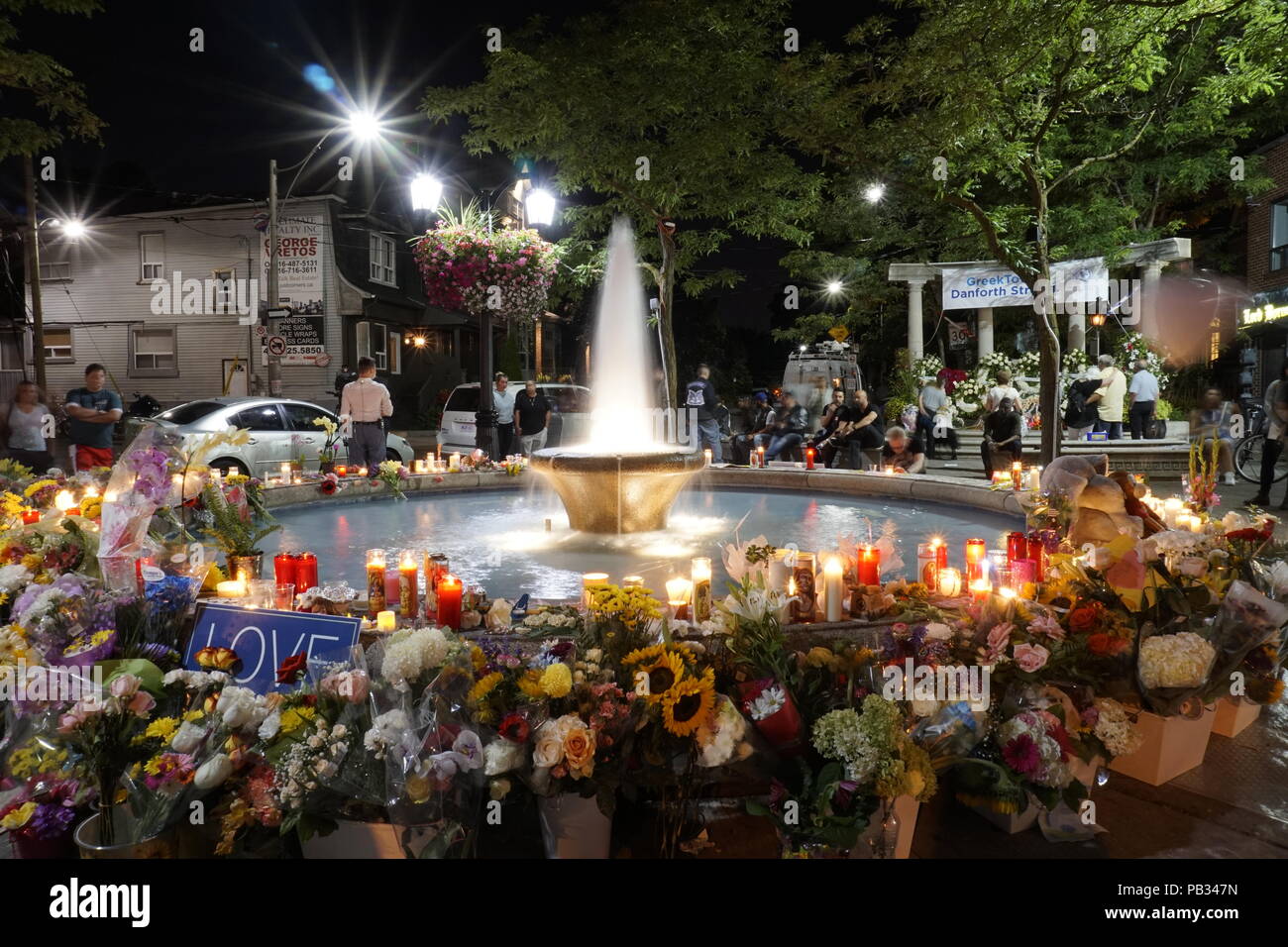 Bougeoirs veillée avec fleurs et messages de Alexandre le grand parc de poche sur l'avenue Danforth Ville grecque et Logan Street après la prise de masse meurtrière le 22 juillet 2018 Banque D'Images