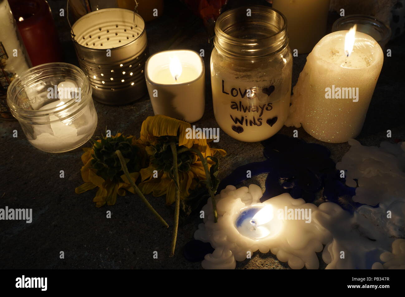 Des bougies, des fleurs et les messages sont laissés en face de Demeters Danforth Cafe où 10 ans Juliana Kozis a été tué dans la fusillade de masse le 22 juillet 2018 Banque D'Images