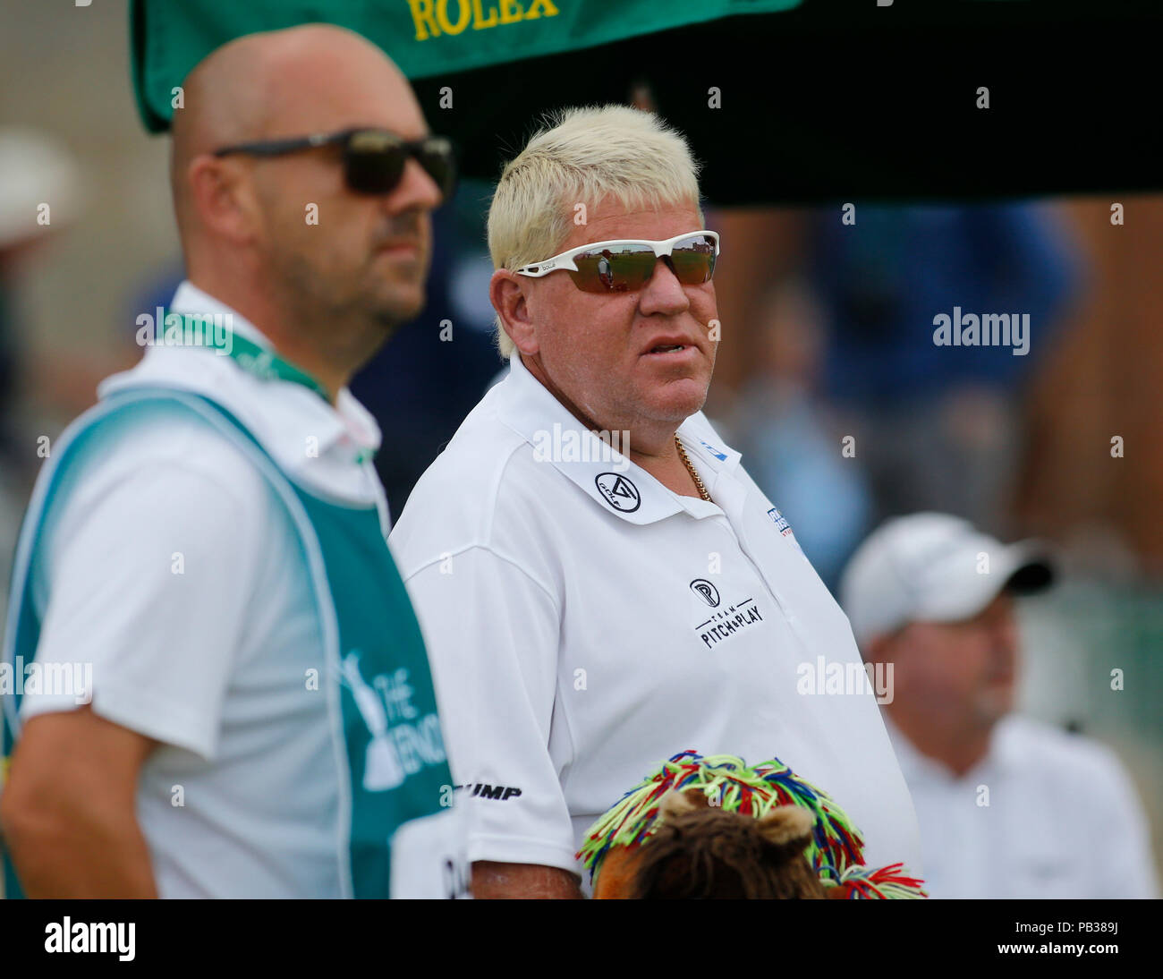 26 juillet 2018, l'Old Course à St Andrews, St Andrews, Écosse), à l'Omnium senior des championnats de golf 2018, 1er tour ; John Daly (USA) avec son caddy sur l'ouverture du trou, comme il se prépare à jouer son coup de départ Banque D'Images