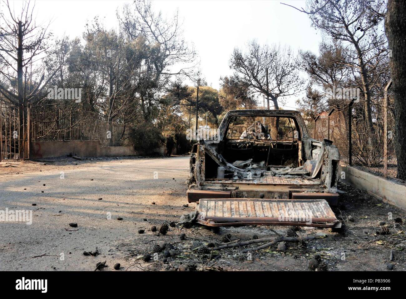 Athènes Grèce Le 25 Juillet 2018 Un Véhicule Brûlé Est -