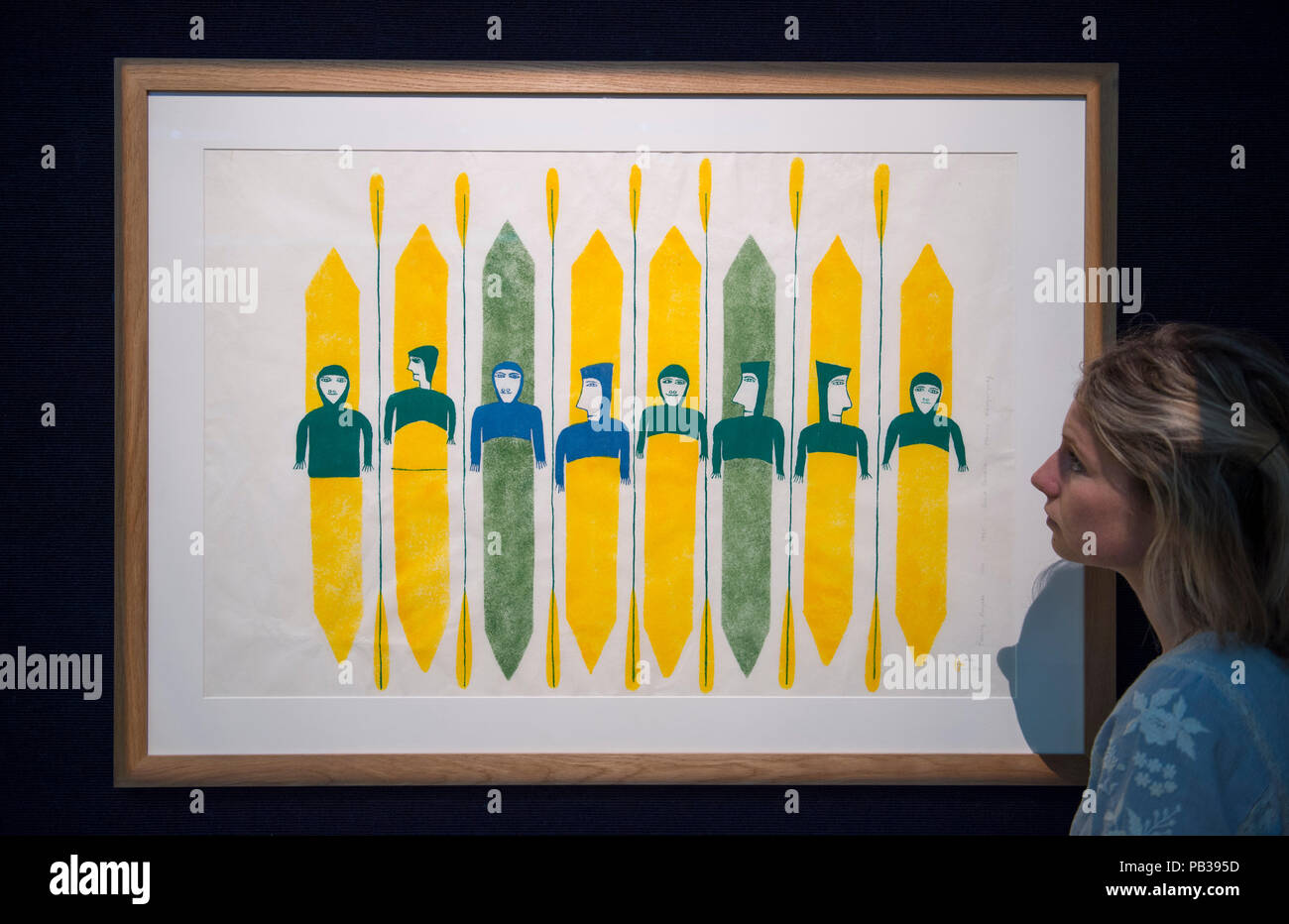 Bonhams, New Bond Street, London, UK. 26 juillet, 2018. Rencontre polaire, aux côtés de l'exposition contemporaine d'aujourd'hui l'art de l'interprétations polaires Amis du Scott Polar Research Institute Programme de résidence en 200 ans d'art de l'Arctique par des artistes inuits et les Européens qui se sont rendus à l'extrême nord sont affichées avec différentes interprétations de la vie à la maison, au camp et en mer. Photo : Racing Kayaks, 1985, Jessie Oonark, posés avec galerie personnel. Credit : Malcolm Park/Alamy Live News. Banque D'Images