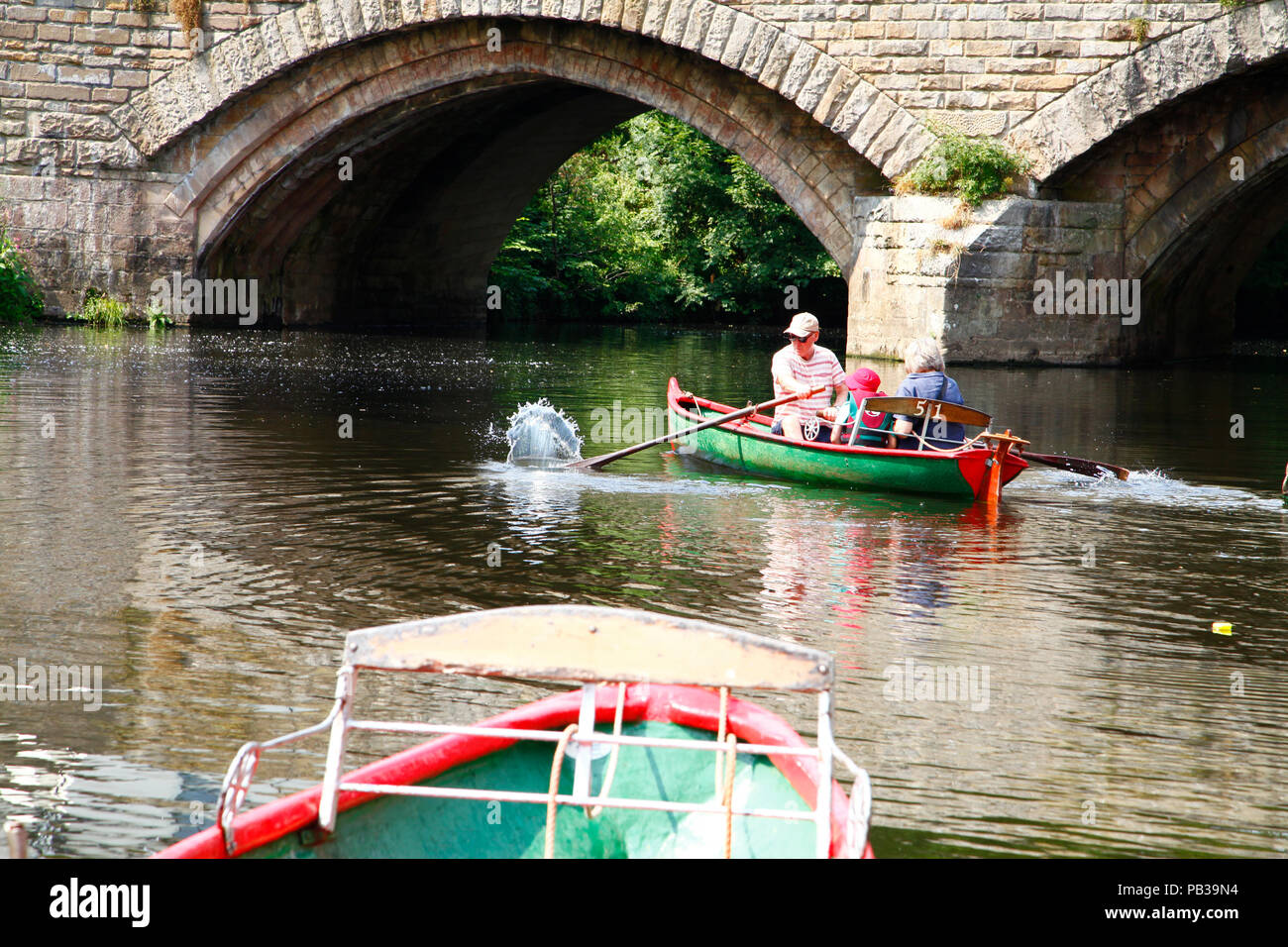 Knaresborough North Yorkshire UK 26 juillet 2018 familles ont été au maximum de temps chaud, profitant de l'embauche de barques et messing sur sur la rivière. Crédit : Andrew Gardner/Alamy Live News Banque D'Images