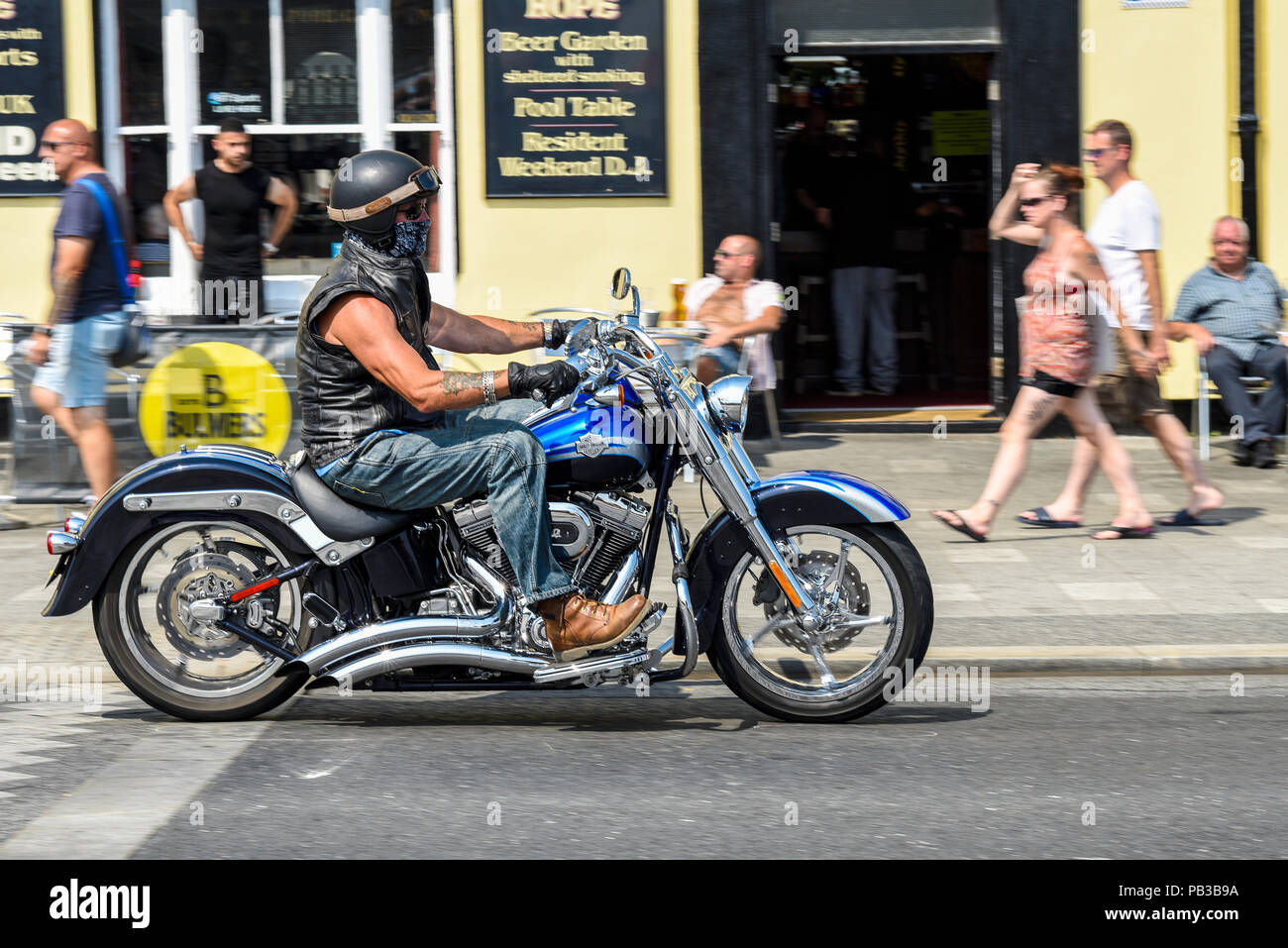 Pilote Harley Davidson Screamin' Eagle 110 à Southend on Sea, Essex, Royaume-Uni, en passant par un pub en bord de mer par une chaude journée Banque D'Images