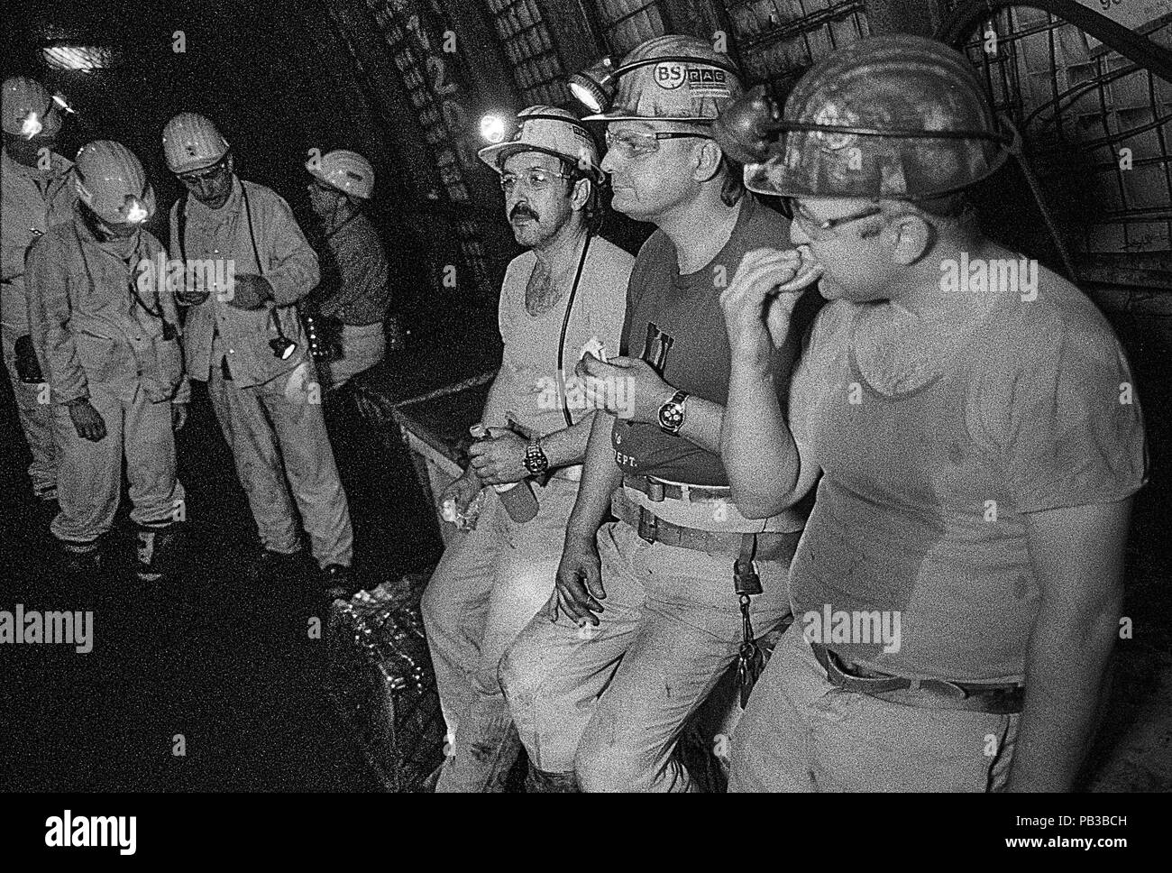 Déposée - 11 juin 2018, l'Allemagne, Bottrop : mineurs faites une pause à la mine de Haniel Prospérer à une profondeur de 1250 mètres. La mine de Haniel prospérer est la dernière mine de charbon actif dans la région de la Ruhr. Ruhrkohle AG (RAG) va fermer la mine à la fin de 2018. (Analogique la photographie noir et blanc en raison des règles de sécurité dans les mines de houille) Photo : Oliver Berg/dpa Banque D'Images