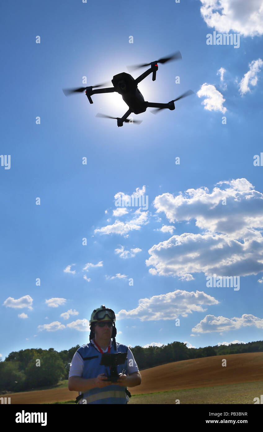 Hohenroth, Allemagne. 26 juillet, 2018. Un membre des équipes spéciales de la soi-disant groupe G.I.L.T. Réponse rapide (Terrain, de l'infrastructure, de la logistique, transport) de la Croix-Rouge bavaroise exploite un drone au cours d'un exercice. Credit : Karl-Josef Opim/dpa/Alamy Live News Banque D'Images