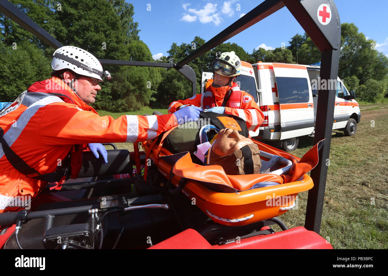 Hohenroth, Allemagne. 26 juillet, 2018. Groupes de travail de la soi-disant groupe G.I.L.T. Réponse rapide (Terrain, de l'infrastructure, de la logistique, transport) de la Croix-Rouge bavaroise pratique la récupération d'un blessé avec un véhicule amphibie en terrain irrégulier. Credit : Karl-Josef Opim/dpa/Alamy Live News Banque D'Images