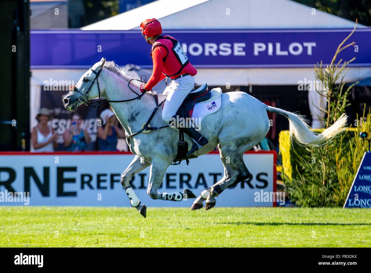 Hickstead, Sussex, UK. 26 juillet 2018. Gagnant. Paul Tapner équitation Bonza Roi des rouges. AUS. Tour d'honneur. L'Amlin Challenge MS Eventers. Longines Jumping FEI Nations Cup de Grande-bretagne au Royal International Horse Show BHS. Tous les cours de saut de l'Angleterre. Hickstead. La Grande-Bretagne. 26/07/2018. Credit : Sport en images/Alamy Live News Banque D'Images