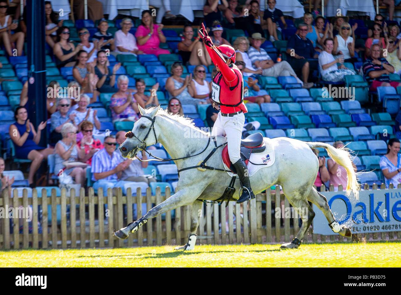 Hickstead, Sussex, UK. 26 juillet 2018. Gagnant. Paul Tapner équitation Bonza Roi des rouges. AUS. Tour d'honneur. L'Amlin Challenge MS Eventers. Longines Jumping FEI Nations Cup de Grande-bretagne au Royal International Horse Show BHS. Tous les cours de saut de l'Angleterre. Hickstead. La Grande-Bretagne. 26/07/2018. Credit : Sport en images/Alamy Live News Banque D'Images