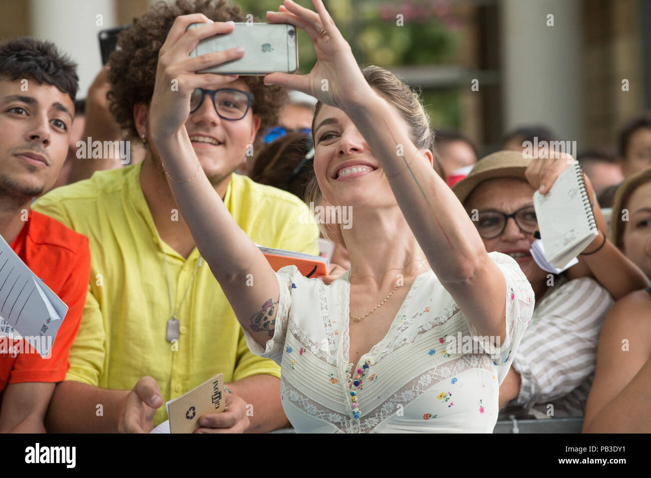 Salerne, Campanie, Italie. 26 juillet, 2018. Sarah Felberbaum, actrice italienne et le modèle vu prendre des autoportraits avec ses fans au festival.La 48e édition du Festival du Film de Giffoni, un cinéma pour les enfants. Vicinanza/crédit : Ernesto SOPA Images/ZUMA/Alamy Fil Live News Banque D'Images