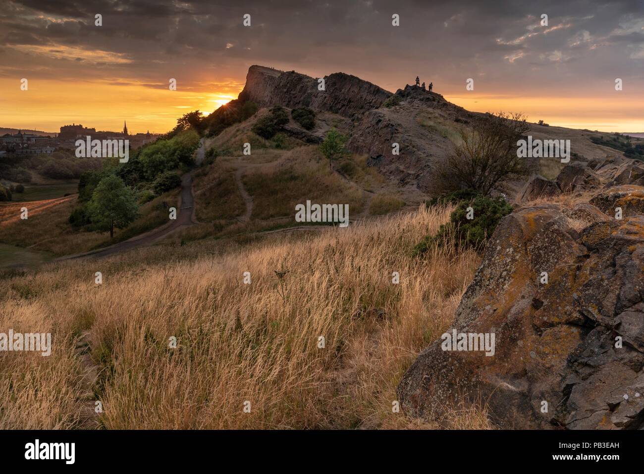 Edinburgh, Ecosse, Royaume-Uni. 26 juillet, 2018. Le soleil se couche sur Édimbourg prises de Sailsbury Crags avant la tempête prévue apportent la pluie, le tonnerre et la foudre à la ville alors qu'il se prépare pour les festivals d'Édimbourg. Credit : Riche de Dyson/Alamy Live News Banque D'Images