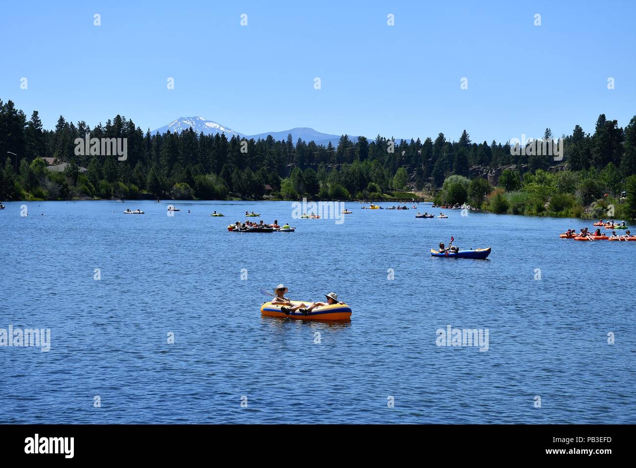 Bend, Oregon, USA. 26 juillet, 2018. River festivaliers essayez de battre les près de 100 degrés de chaleur en vous relaxant dans l'eaux froides de la rivière Deschutes. Crédit : Michael Davis/Alamy Live News Banque D'Images