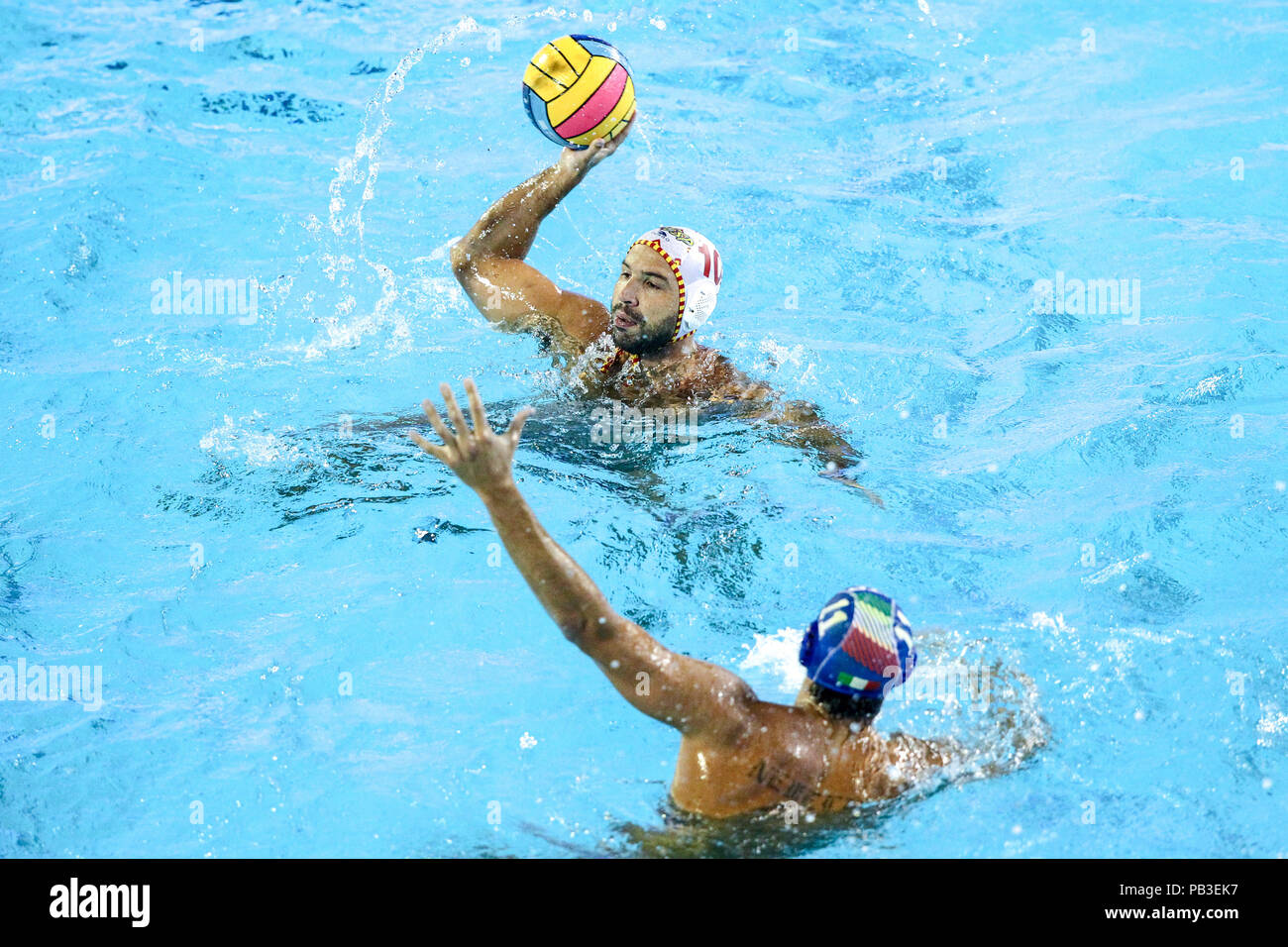 Les piscines Bernat Picornell, Barcelone, Espagne. 26 juillet, 2018. 33e Championnats de water-polo européen, l'Espagne contre l'Italie les hommes ; Felipe Perrone joueur espagnol avec la balle à la recherche d'un crédit : Action Plus Sport/Alamy Live News Banque D'Images